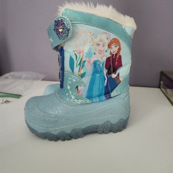 Frozen faux fur snowboots. Size 7. - Picture 2 of 6